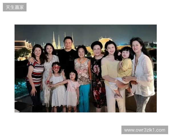 安东内拉晒一家人同美职联奖杯合照:恭喜亲爱的,我们爱你 安东内拉晒一家人同美职联奖杯合照:恭喜亲爱的,我们爱你