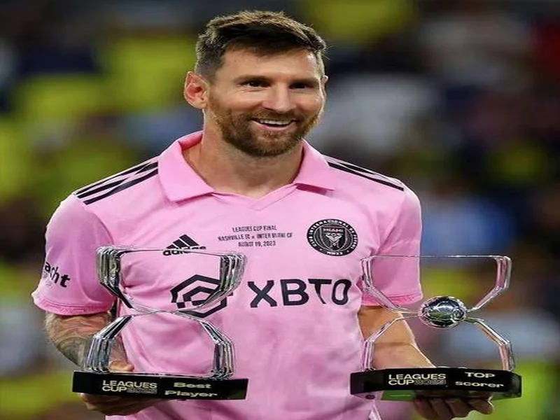 安东内拉晒一家人同美职联奖杯合照:恭喜亲爱的,我们爱你